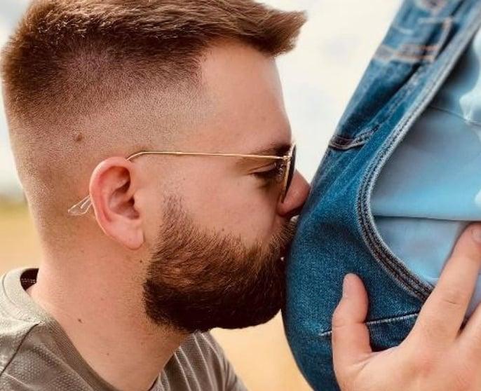 Christopher sărutând pântecul Marinei care e însărcinată.